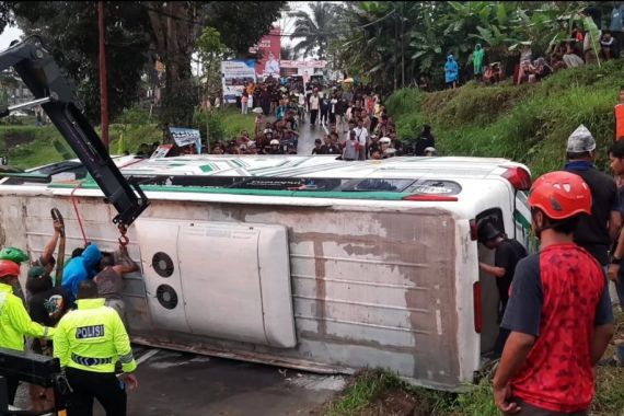 Bus Rombongan Wisata dari Sleman Terguling di Karanganyar - JPNN.COM