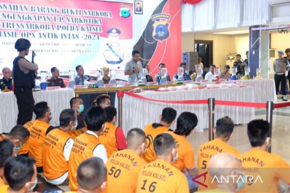 Polda Kalsel Ungkap Kasus Penyelundupan 12 Kilogram Sabu-Sabu Jaringan Malaysia - JPNN.COM