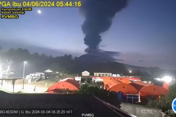 Gunung Ibu Erupsi, Awan Abu Vulkanik Membubung Setinggi Lima Kilometer - JPNN.COM