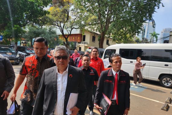 Datangi Polda Metro Jaya, Sekjen PDIP Ingatkan Indonesia Dibangun dari Gagasan dan Kebebasan - JPNN.COM