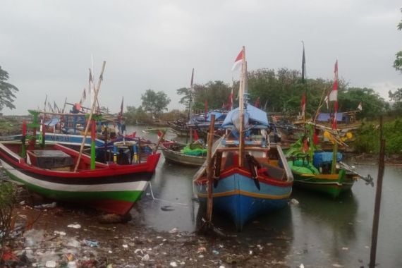 Gelombang Tinggi 4 Meter, Nelayan Pesisir Selatan Banten tak Melaut - JPNN.COM