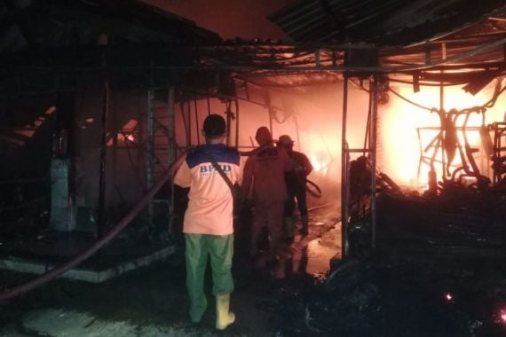 Kebakaran Melanda 276 Los Pasar Barang Bekas di Kudus - JPNN.COM