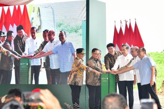 Disaksikan Presiden Jokowi, SMRA Groundbreaking Sekolah Islam Al Azhar Summarecon Nusantara di IKN - JPNN.COM