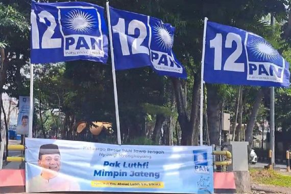 Spanduk PAN Dukung Irjen Ahmad Luthfi Pimpin Jateng Penuhi Jalan Gajahmada Semarang, Ternyata.. - JPNN.COM