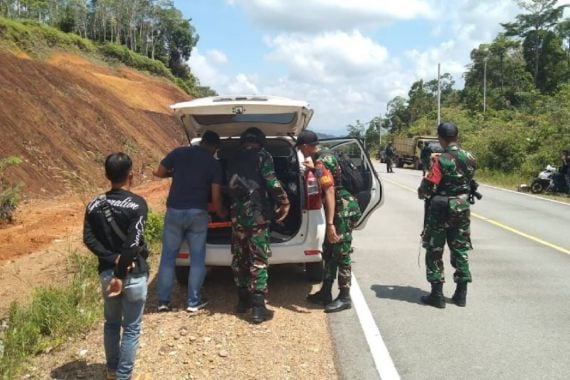 Cegah Kegiatan Ilegal di Perbatasan RI-Malaysia, TNI Periksa Barang Bawaan Pelintas - JPNN.COM