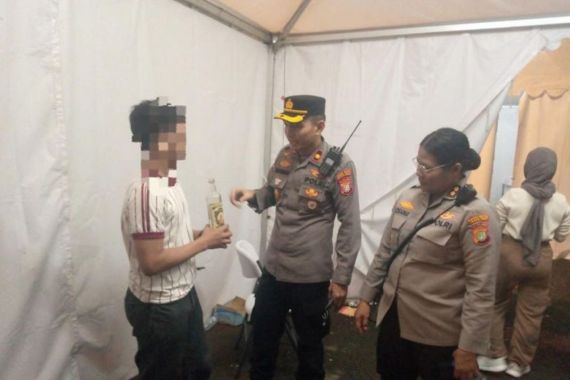 Bawa Suar dan Miras ke Gelora Bung Karno, Tiga Penonton Diamankan Polisi - JPNN.COM