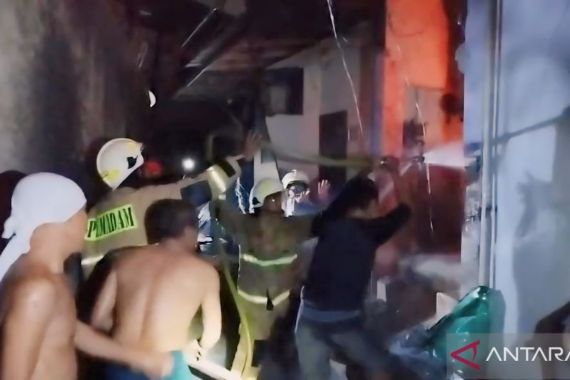 Rumah Berlantai 2 di Makasar Terbakar, Kerugian Ratusan Juta Rupiah - JPNN.COM