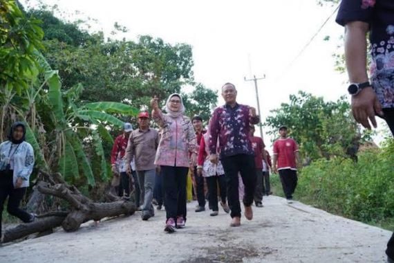 Bupati Nina Agustina Dukung Cikawung Jadi Desa Terbaik di Jabar - JPNN.COM