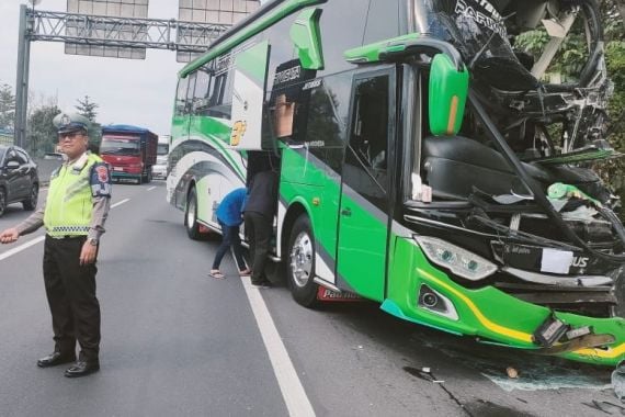 Kecelakaan Bus Rombongan Siswa SMK Purworejo di Tol Semarang Terekam CCTV - JPNN.COM