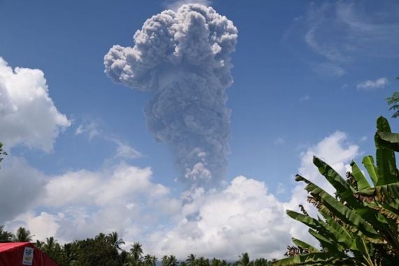 Gunung Ibu Kembali Erupsi, Semburan Abu Vulkanik Capai 2.500 Meter - JPNN.COM
