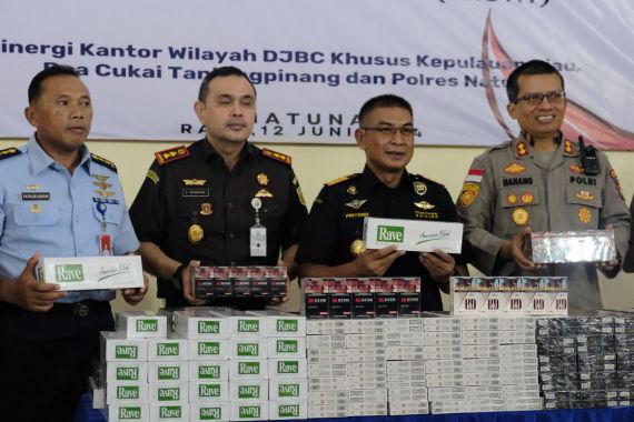 Tegas, Bea Cukai Bakar Rokok Tanpa Pita Cukai Senilai Ratusan Juta Tanjungpinang – - JPNN.COM