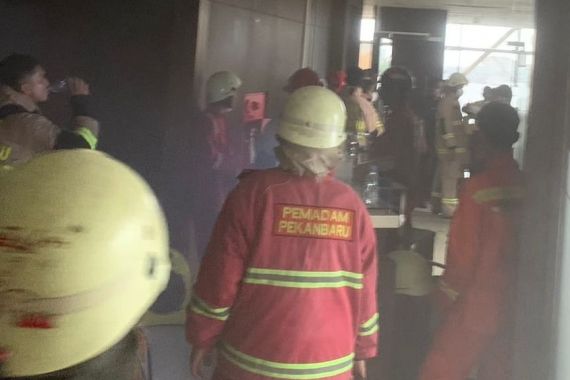 Gedung Bank Riau Kepri Syariah Terbakar, Ini Penyebabnya - JPNN.COM