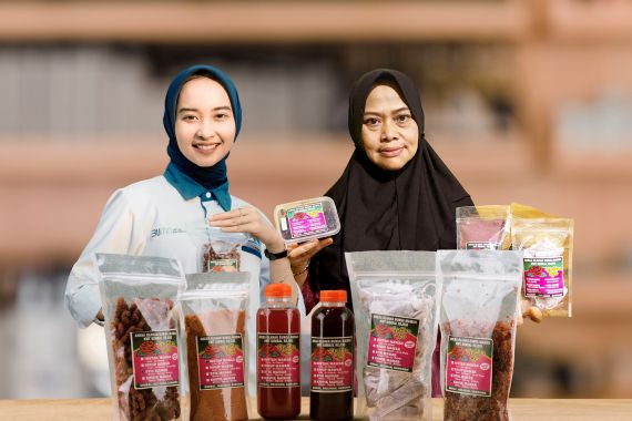 Cerita Nasabah PNM Sukses Bikin Inovasi Olahan Bunga Mawar - JPNN.COM
