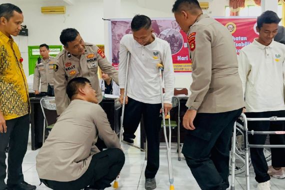 RS Bhayangkara Polda Sumsel Beri Pelayan Kesehatan kepada 113 Penyandang Disabilitas - JPNN.COM