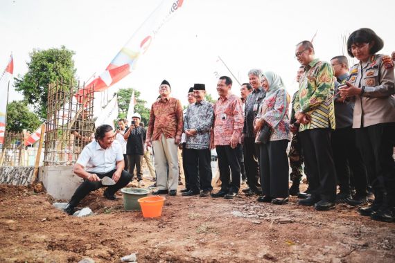 Pj Gubernur Al Muktabar Lakukan Ground Breaking Pembangunan Kantor Pusat Bank Banten - JPNN.COM