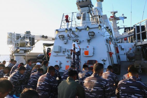 Personel Satgas MTF KONGA XXVIII-O/UNIFIL Menggemakan Takbir di Laut Mediterania - JPNN.COM