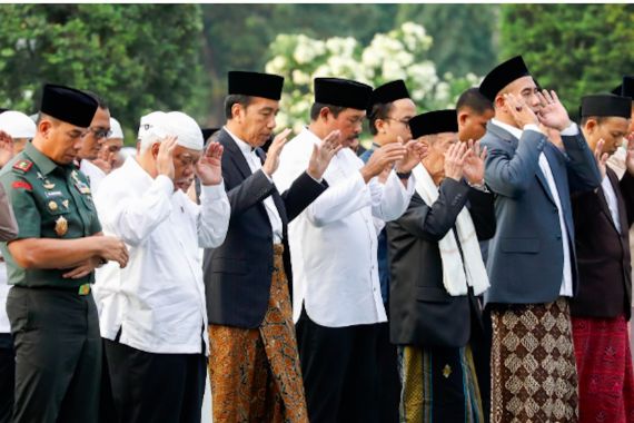 Berbaur dengan Masyarakat, Presiden Jokowi dan Penjabat Gubernur Jateng Salat Iduladha di Semarang - JPNN.COM