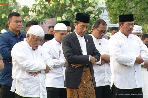 Presiden Jokowi & Ibu Negara Salat Id di Simpang Lima Semarang, Ketua KPU Hasyim Asyari jadi Khatib - JPNN.COM