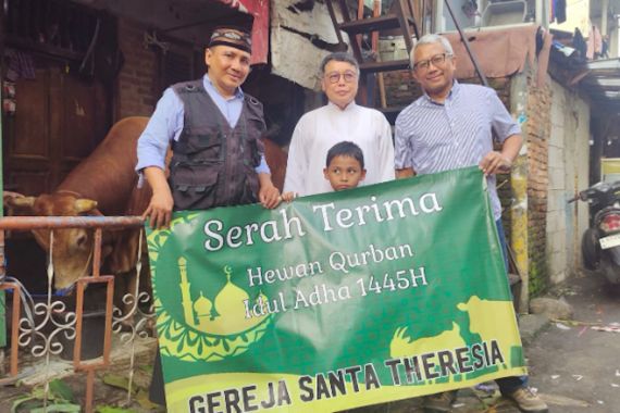 Gereja Santa Theresia Kembali Serahkan Hewan Kurban Kepada Ustaz Babay, Romo Hariyanto: Ini Bentuk Solidaritas - JPNN.COM