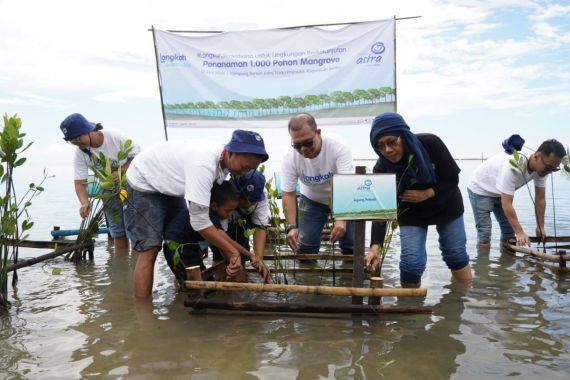 Wujudkan NZE, Asuransi Astra Tanam 1.000 Bibit Mangrove di Kepulauan Seribu - JPNN.COM