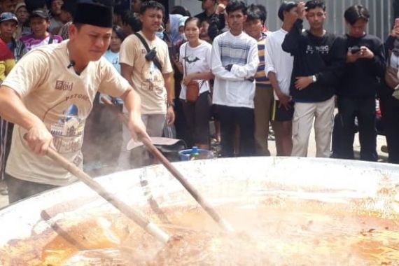 Putra Siregar & Bobon Santoso Berkolaborasi, Masak 1.000 Porsi Daging Kurban - JPNN.COM