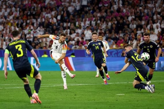 EURO 2024: Tangan Fan Patah Kena Tendangan Melenceng Striker Jerman - JPNN.COM