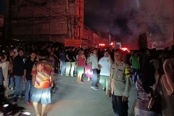 Kebakaran Hebat Menghanguskan 13 Kios di Pasar Pulau Payung Dumai - JPNN.COM