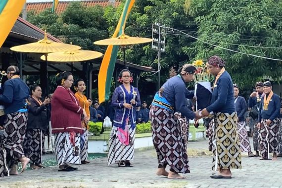 Keraton Yogyakarta Gelar Garebeg Besar, Warga Berebut Ubarampe Gunungan - JPNN.COM