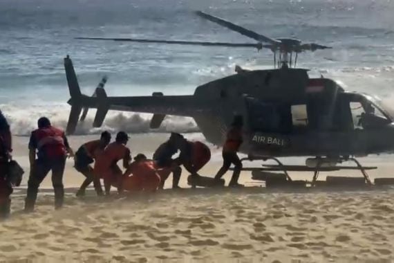 Dihantam Ombak Saat Berenang di Pantai Kelingking, 1 Wisatawan Qatar Tewas, 2 Selamat - JPNN.COM