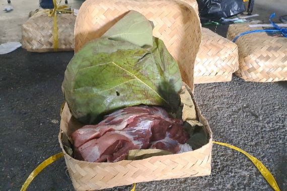 Pembagian Daging Kurban di Semarang Pakai Wadah Non-Plastik - JPNN.COM