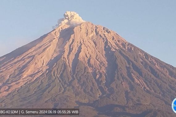 Tinggi Letusan dari Erupsi Gunung Semeru 600 Meter di Atas Puncak - JPNN.COM