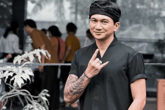 Anji Tulis Pesan Bijak di Tengah Isu Perselingkuhan, Lingerie Biru Malah Jadi Sorotan - JPNN.COM