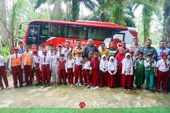 PT Sentosa Laju Energy Beri Bantuan Bus Sekolah di Kalimantan - JPNN.COM