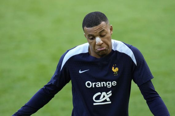 EURO 2024: Mbappe Kembali Latihan, Lihat Hidungnya - JPNN.COM