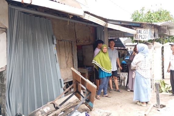 Mengantuk Saat Mengemudi, Pria 60 Tahun Tabrak Warung di Palembang - JPNN.COM