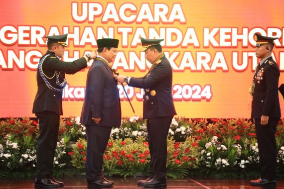 Prabowo Terima Tanda Kehormatan Bintang Bhayangkara Utama Polri - JPNN.COM