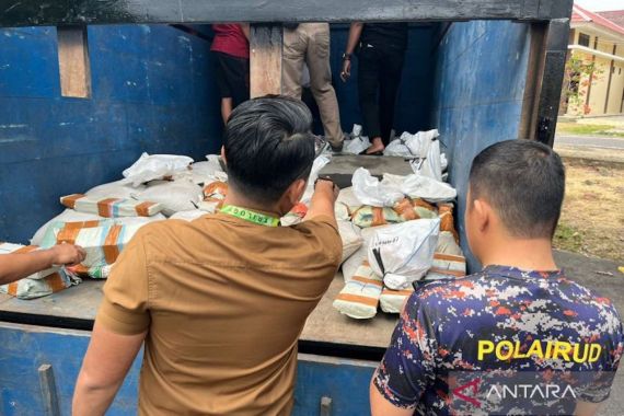 Polisi Gagalkan Penyelundupan 4 Ton Timah Ilegal di Bangka Barat - JPNN.COM