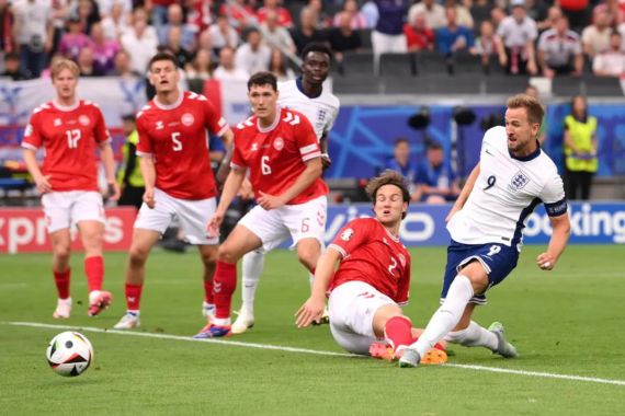 Turun Minum: Denmark Vs Inggris 1-1, Kyle Walker Hingga Harus Ganti Sepatu - JPNN.COM