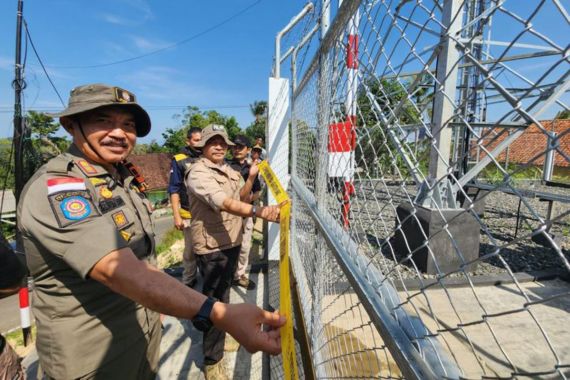 11 Tower Tak Berizin Disegel, Satpol PP Tak Peduli Siapa Pemiliknya - JPNN.COM