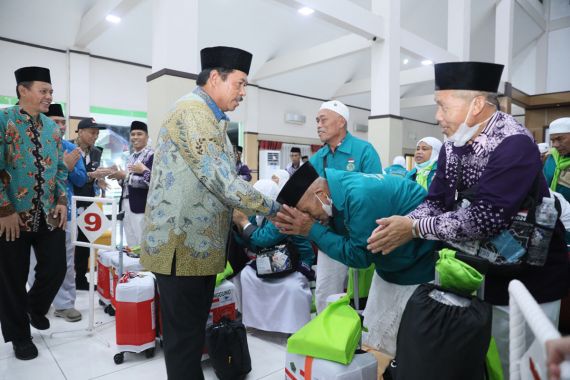 Kedatangan Jemaah Haji Kloter I Embarkasi Solo Disambut Pj Gubernur Jateng - JPNN.COM