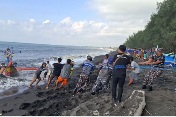 TNI AL Bergerak Cepat Mengevakuasi Nelayan Korban Kecelakaan di Laut - JPNN.COM