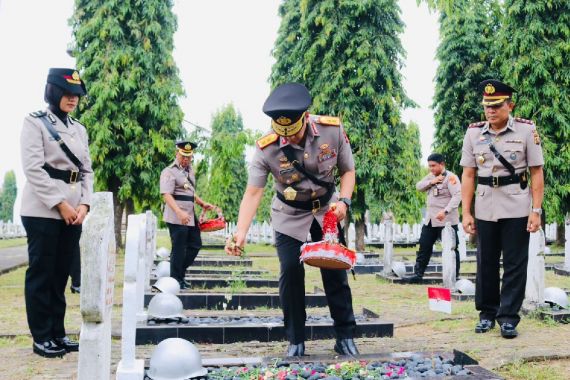 Mengenang Jasa Pahlawan, Polda Sumsel Gelar Upacara Ziarah di TMP - JPNN.COM