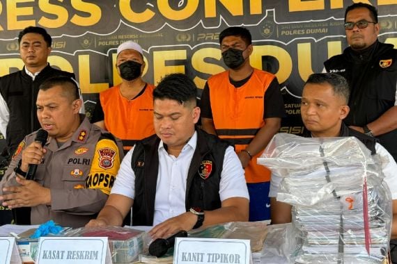 Korupsi Dana Bansos Rumah Ibadah, Eks Anggota DPRD & PNS di Dumai Ditangkap Polisi - JPNN.COM
