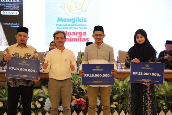 Kemenag Serahkan Hadiah Menulis Buku Umum Keagamaan Islam, Total Rp435 Juta - JPNN.COM