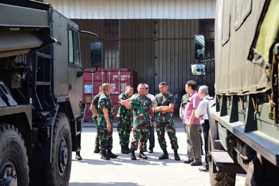 Wakil Komandan Kormar Tinjau Tank Transporter untuk Korps Marinir TNI AL - JPNN.COM