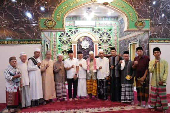 Andi Sumangerukka Berikan Sumbangan untuk Masjid di Kota Baubau Ini - JPNN.COM