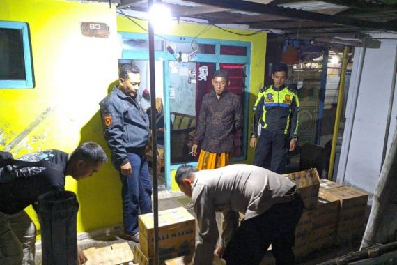 Polisi Geledah Salah Satu Rumah Warga di Situbondo, Hasilnya Mencengangkan - JPNN.COM