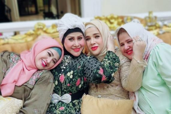 Elvy Sukaesih Ulang Tahun, Ini Doa Khusus dari Neng Wirdha - JPNN.COM