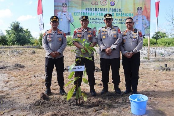 Polda Kalteng Tanam 14.000 Pohon & Berikan Beasiswa Bagi Pelajar - JPNN.COM