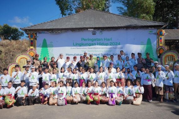 Gandeng Forum Sahabat Emas Peduli Sampah Indonesia, Pegadaian Sebarkan Eco Enzyme di Danau Batur - JPNN.COM